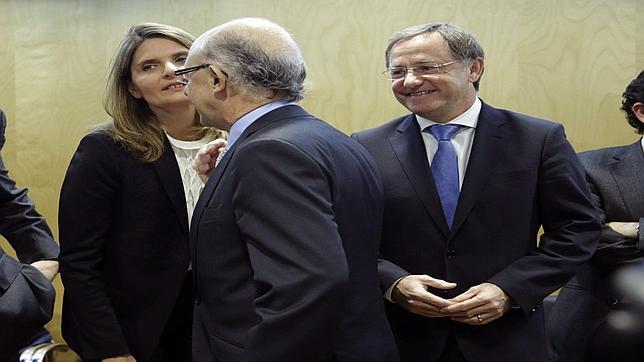 El conseller Moragues observa al ministro Montoro, este martes en Madrid