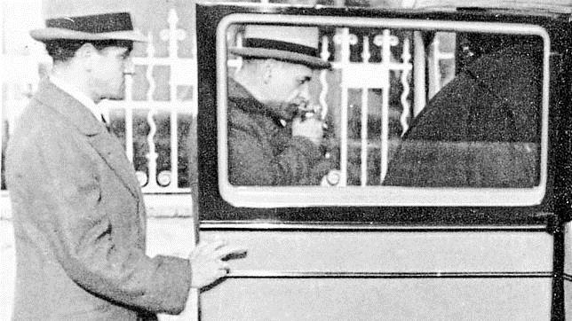 Ortega enciende un cigarrillo antes de entrar en un automóvil en 1930