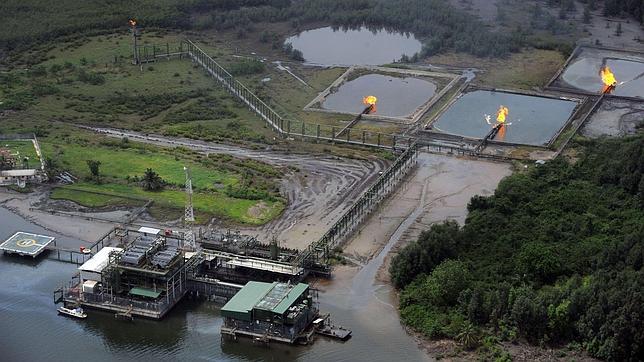 Foto aérea de una instalación de Shell en el delta del Níger