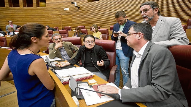 Imagen de Juan Ponce junto al resto de diputados de Compromís