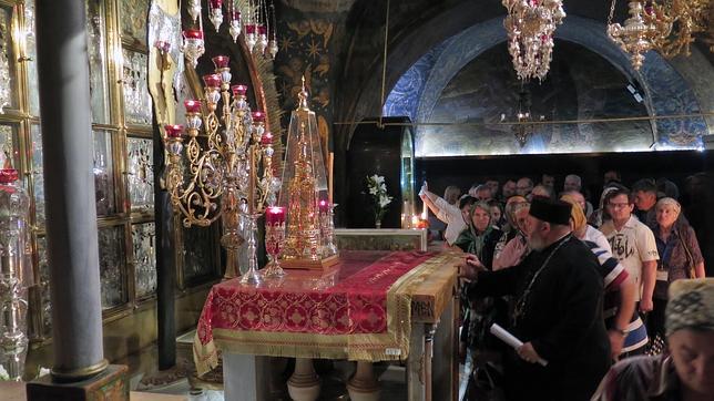 ¿Qué hace esta escalera en una ventana del Santo Sepulcro desde 1757?