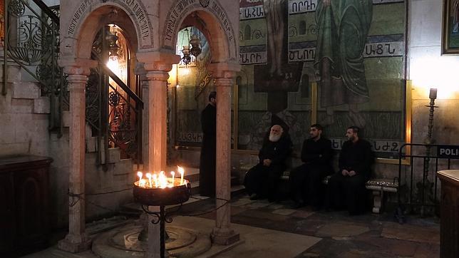 ¿Qué hace esta escalera en una ventana del Santo Sepulcro desde 1757?