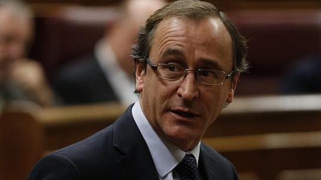 Alfonso Alonso asegura que los tratamientos para la hepatitis C dependerán del médico y no del dinero