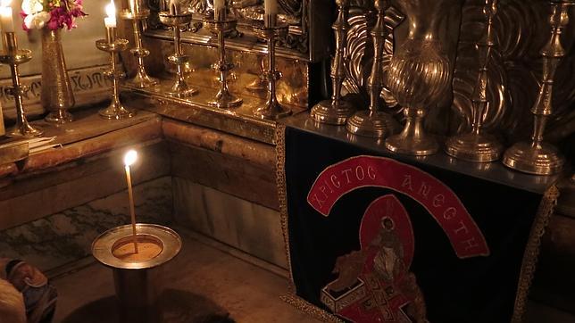 ¿Qué hace esta escalera en una ventana del Santo Sepulcro desde 1757?