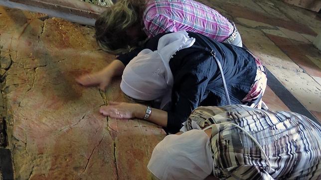 ¿Qué hace esta escalera en una ventana del Santo Sepulcro desde 1757?