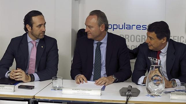 Fabra, este lunes, entre Bauzá y González, en el comité ejecutivo del PP