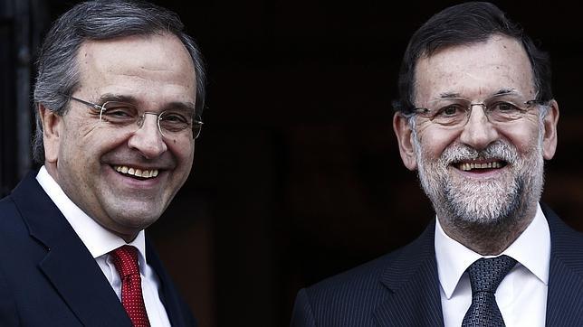 El presidente del Gobierno español, Mariano Rajoy, es recibido por el primer ministro griego, Andonis Samaras
