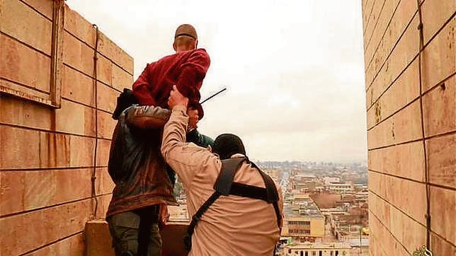 Imagen propagandísitica de los terroristas del Estado islámico ejecutando a un homosexual en Mosul