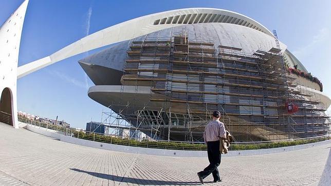 El Palau de les Arts, cubierto por andamios para reponer el trencadís que se desprendió