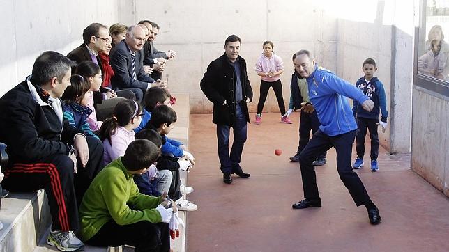 Imagen de Fabra durante una partida de pelota en un colegio de Alzira