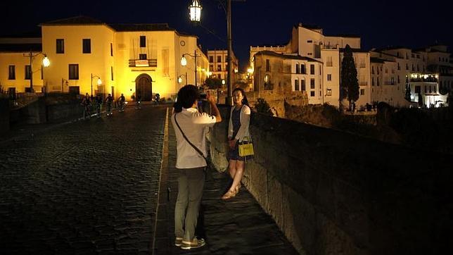 Turistas en el Puente Nuevo de Ronda