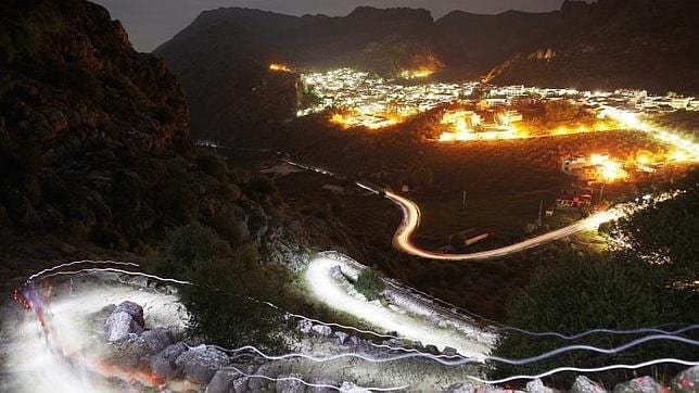 Una imagen nocturna de Montejaque, cerca de Ronda, durante la tradicional carrera de 101 km por la serranía de Ronda