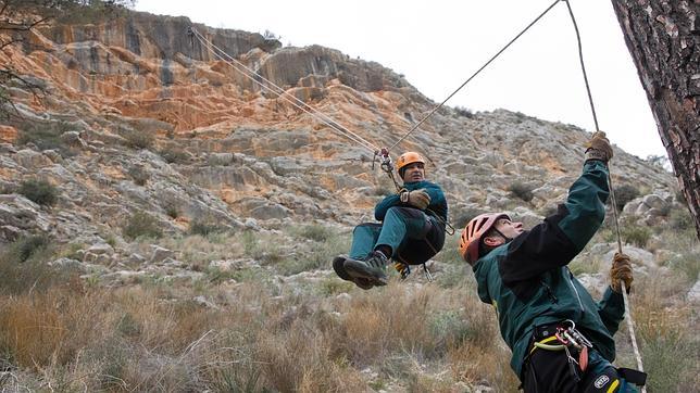 Miembros del Grupo realizan un simulacro de rescate en Ontinyent