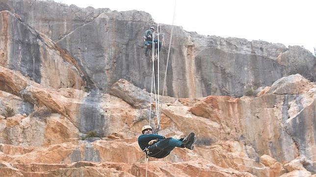 Miembros del Grupo realizan un simulacro de rescate en Ontinyent