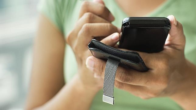 Una persona consulta su teléfono móvil