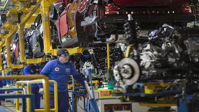 Imagen de un operario en la planta de Ford en Almussafes