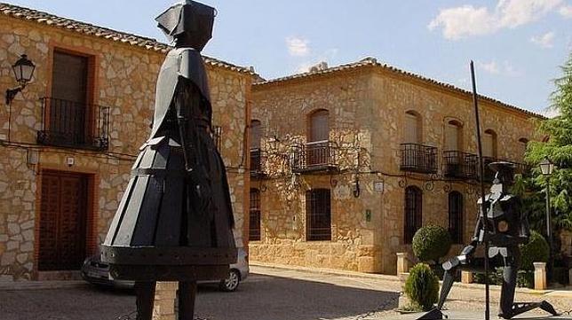 En la plaza mayor de El Toboso se puede contemplar el monumento dedicado a Dulcinea y El Quijote