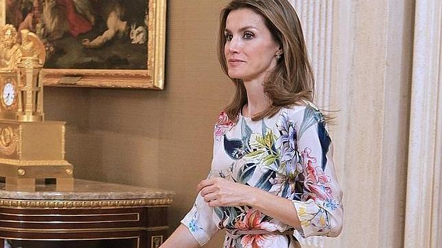 Doña Letizia, en verano de 2012, con el vaporoso y vistoso modelo 