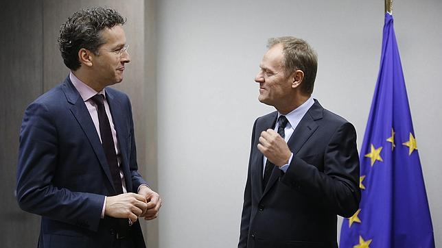 Jeroen Dijsselbloem, presidente del Eurogrupo, junto al presidente del Consejo Europeo, Donald Tusk