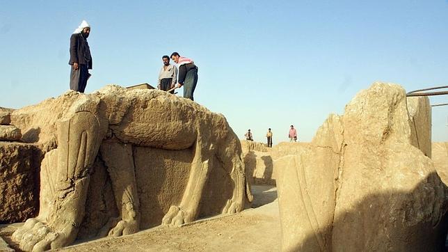 Una imagen de 2001 limpiando una de las estatuas que se podían ver en la ciuda de Nimrud