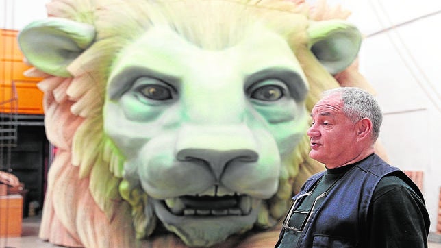 Imagen de Manolo García junto a la cabeza del león que lucirá este año en la falla municipal
