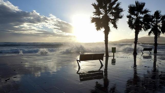 Un día de fuerte oleaje en elpaseo marítimo del Portitxol