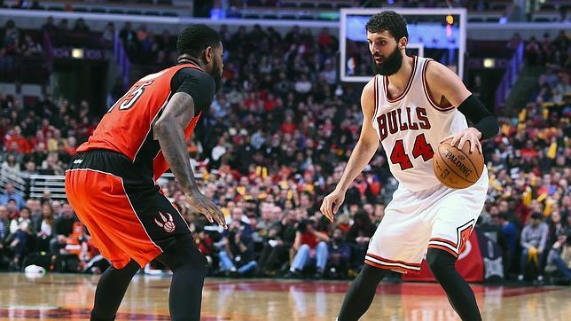 Mirotic ante Amir Johnson en un partido disputado ante los Raptors