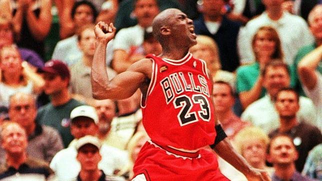 Michael Jordan celebra una canasta decisiva