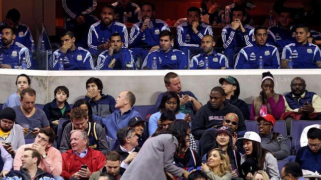 Messi y sus compañeros viendo un partido de la NBA