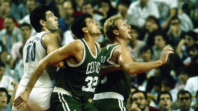 Fernando Martín, McHale y Bird esperan un rebote en el partido de octubre de 1988