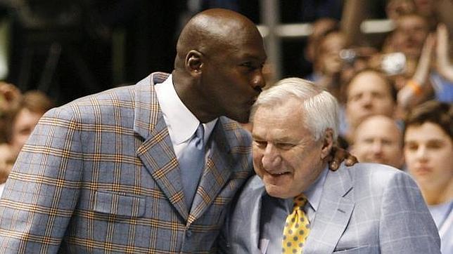 Dean Smith, besado por el mítico Michael Jordan en una imagen de 2007