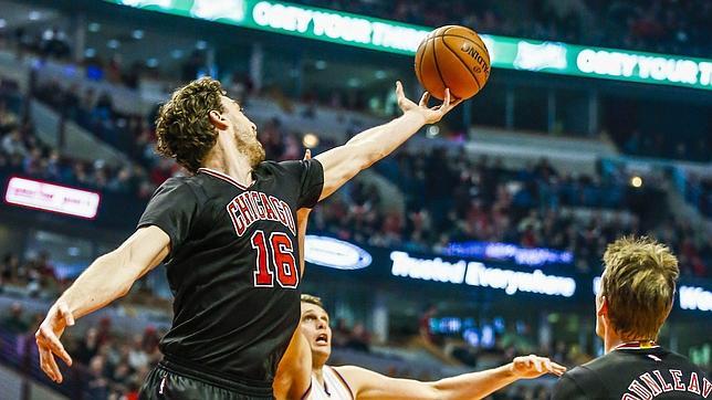 Pau Gasol captura un rebote ante los Knicks