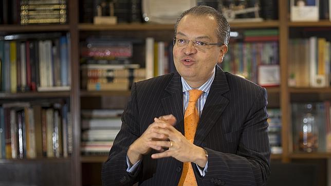 Fernando Carrillo, en su despacho de la embajada de Colombia, durante la entrevista