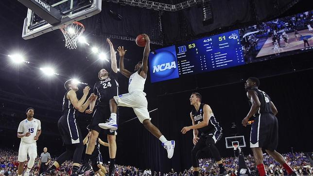 Entrada a canasta de Justise Winslow, jugador de Duke, uno de los cuatro finalistas