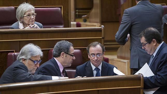 El ministro Alfonso Alonso, rodeado de diputados de CiU en el Congreso