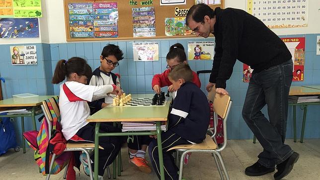 Alumnos del «Corazón de María», durante una clase de ajedrez