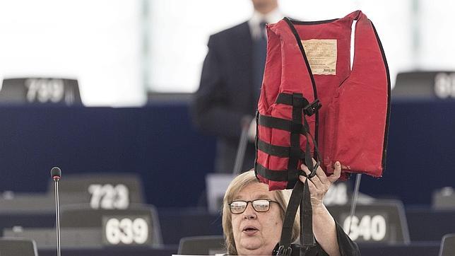 Una eurodiputada socialista italiana muestra un chaleco salvavidas durante la sesión en Estrasburgo