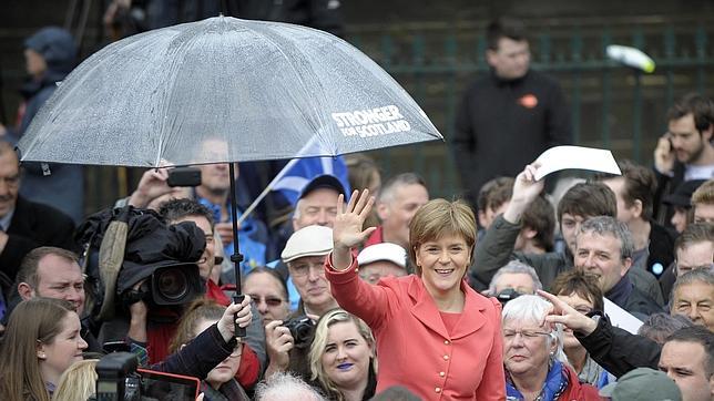 a primera ministra escocesa y líder del Partido Nacional Escocés (SNP) en un acto de campaña