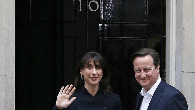 Cameron y su mujer este viernes por la mañana