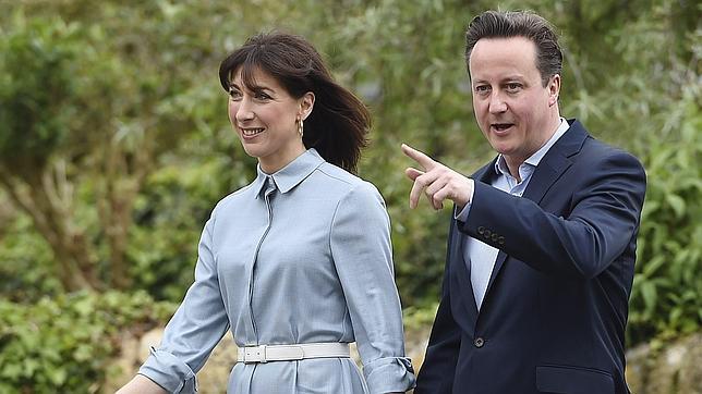 El primer ministro británico, el líder conservador David Cameron (dcha), y su mujer Samantha (izda) a su llegada al colegio electoral de Spelsbury en Oxfordshire (Reino Unido)