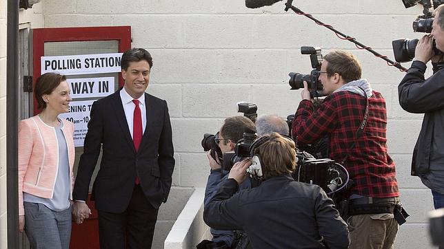 Miliband y su mujer, tras votar en Sutton