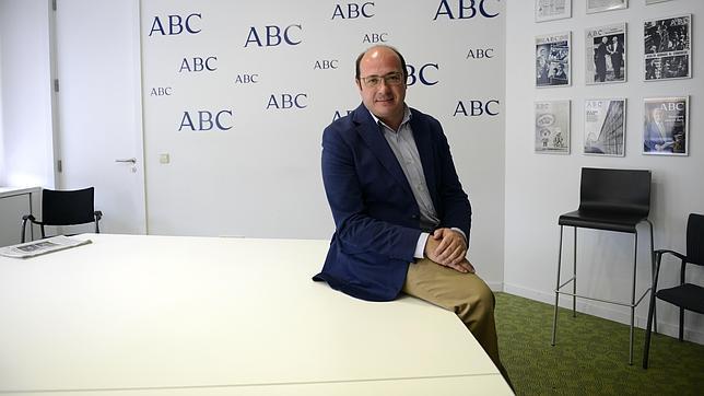 Pedro Antonio Sanchez, candidato del PP a la region de Murcia, en una reciente visita a la sede de ABC