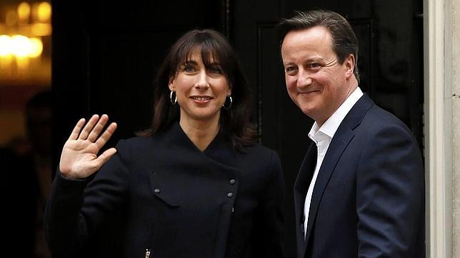 Cameron y su esposa esta mañana en el número 10 de Downing Street