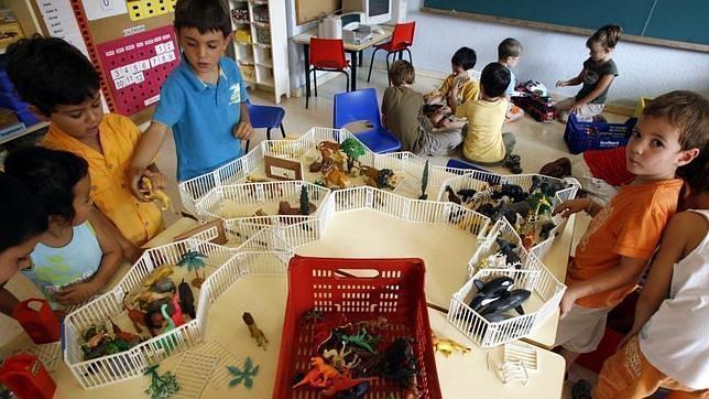 Niños de una escuela de Barcelona juegan en su primer día de clase