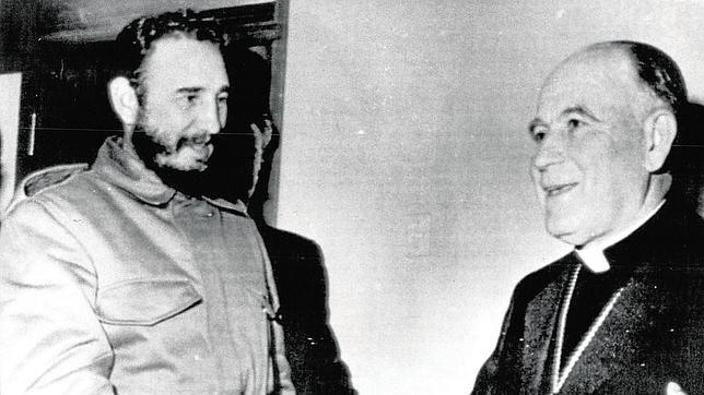Fidel Castro estrechando la mano del cardenal Raúl Silva Henríquez