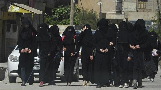 Estudiantes con niqab caminan por Raqqa, en Siria, capital del Estado Islámico