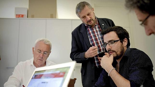 El líder de IU, Cayo Lara y el candidato a la presidencia del Gobierno, Alberto Garzón acompañados por el exeurodiputado Willy Meyer, siguen la información de la jornada electoral
