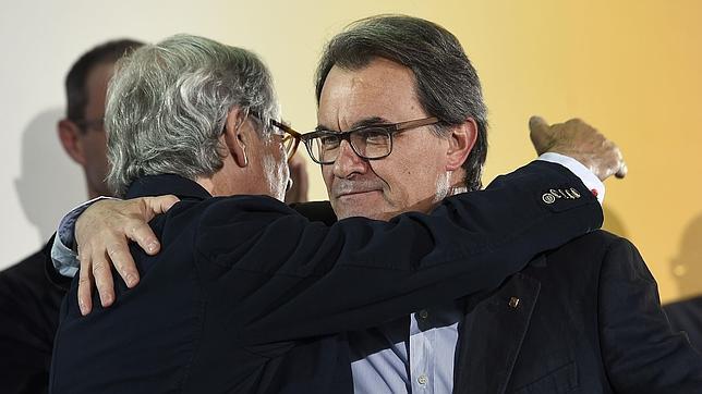 Xavier Trias abraza a Artur Mas tras conocerse los resultados
