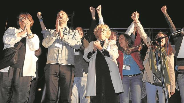 Manuela Carmena, arropada por Ignacio Murgi e Inés Sabanés, su número 2 y 3 respectivamente