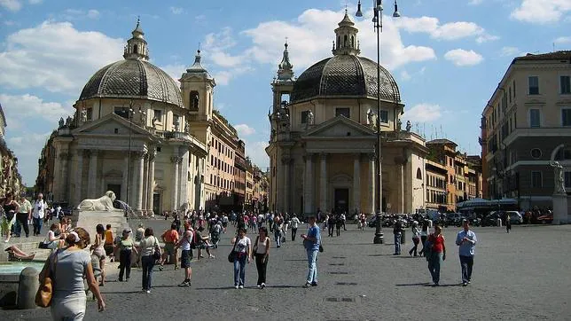 Las iglesias gemelas de la Piazza del Popolo A la izquierda Via Babuino y en el centro Via del Corso